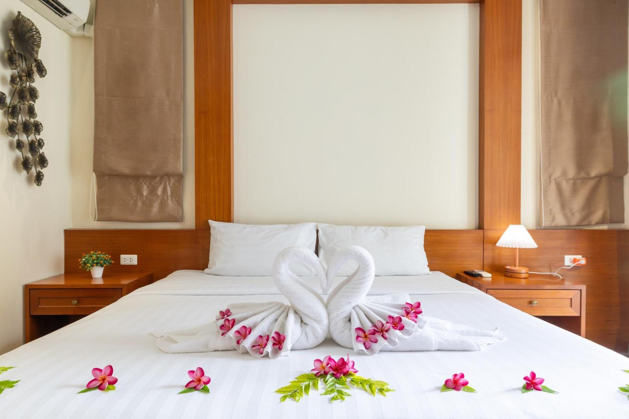 Phuket Meet Holiday Hotel 普吉岛相遇花园度假酒店 Rawai Bagian luar foto